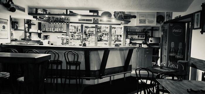 Černobílá fotografie baru
