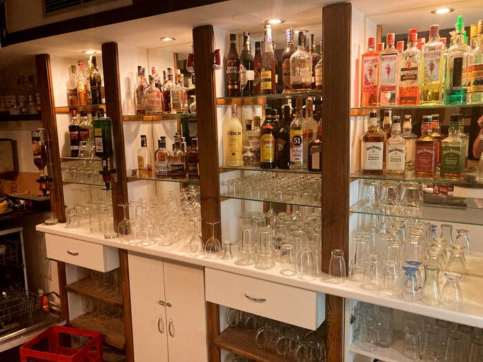 Police s whisky a sklenicemi